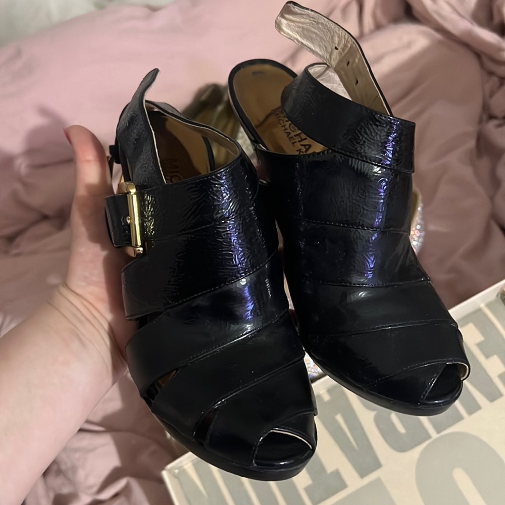 Beautiful black lacquer heels very comfortable.